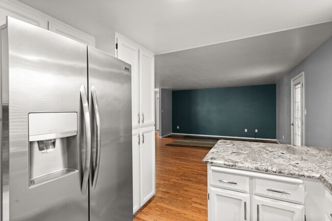 Building Photo - 2360 Temple Dr