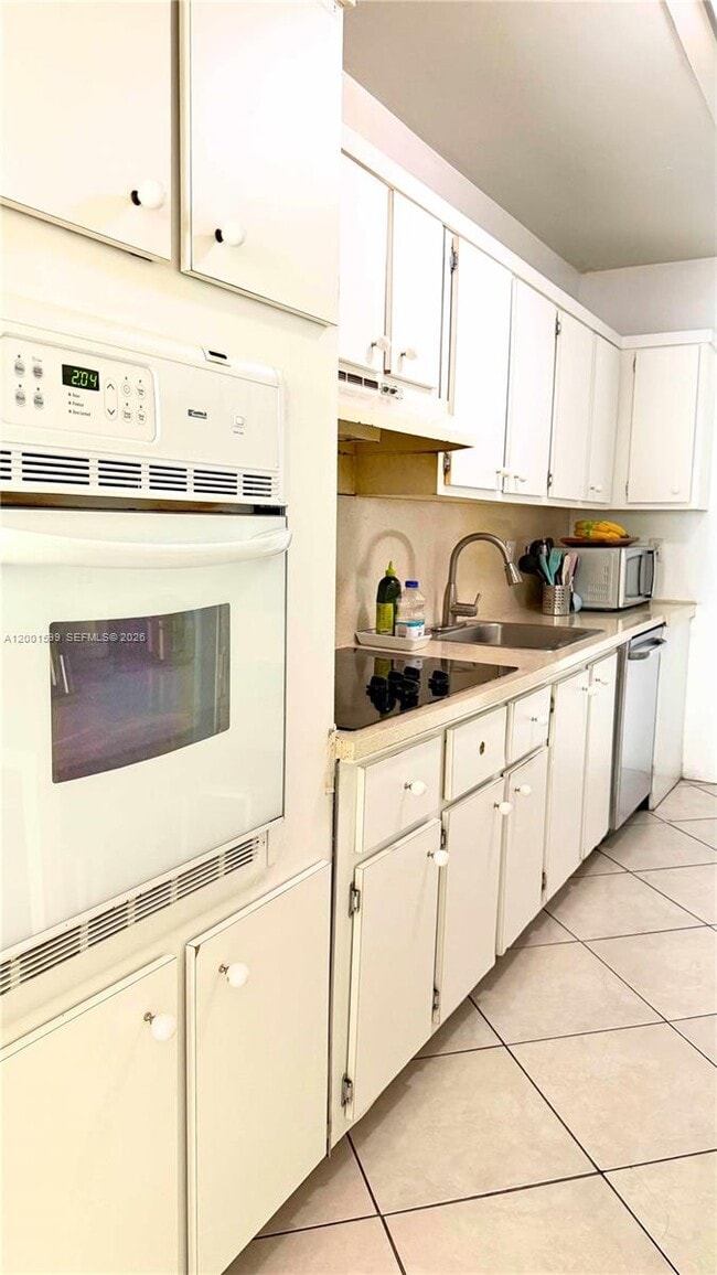 Building Photo - 1880 S Treasure Dr