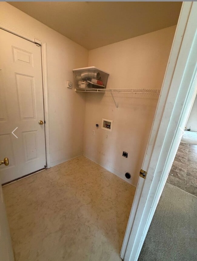 Building Photo - 3 bed|2 bath house with NEW PAINT & CARPET!