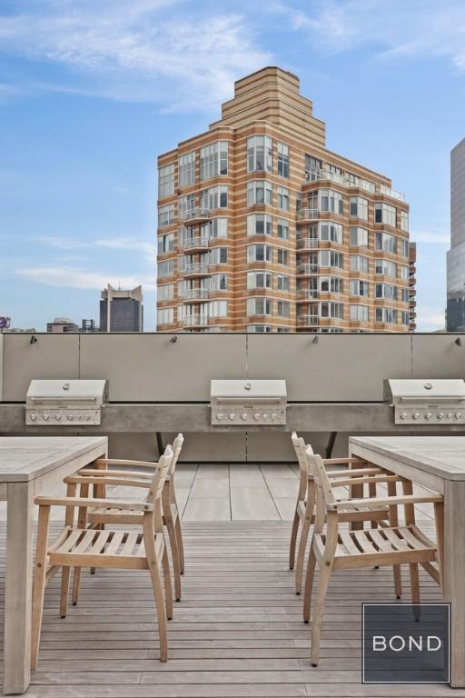 Building Photo - 520 W 43rd St
