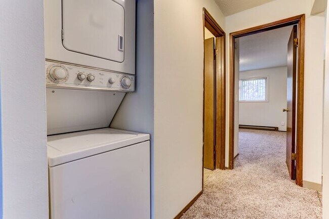 Building Photo - 1 Bed / Bath Available soon! Washer/Dryer in unit!