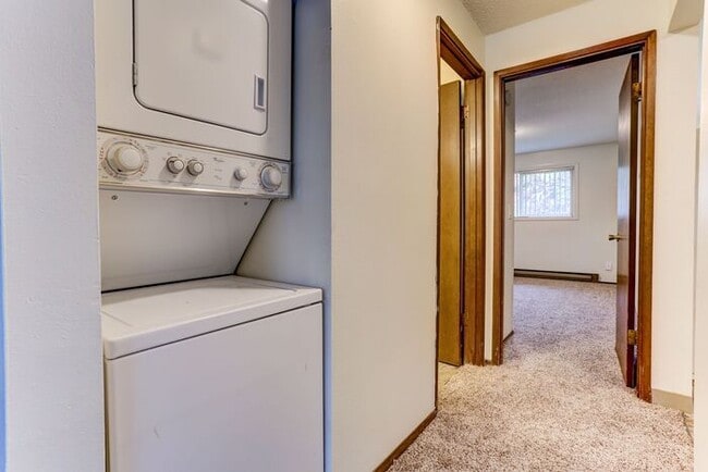 Building Photo - 3 Bedroom 1.5 Bathroom Apartment Home, Washer Dryer in Unit!