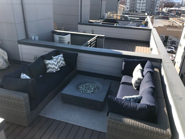 Building Photo - 2 Bedroom Townhome in the Heart of Rino!