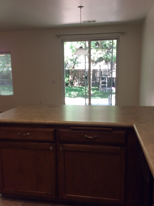 Building Photo - Like New Home in the Hurley School District!
