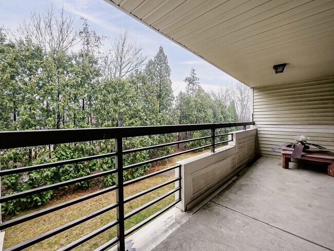 Building Photo - AVAILABLE NOW! Inviting 2-Bedroom, 2-Bath Condo in a Convenient Farmington Hills Community