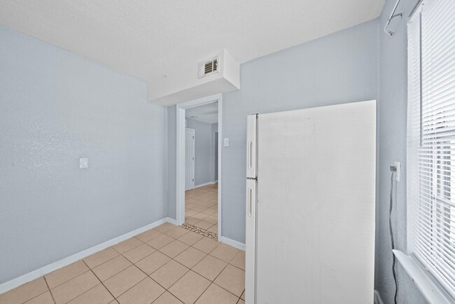 Building Photo - 904 Beverly Ave