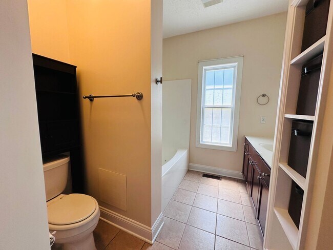 Building Photo - 3 Bedroom 2.5 Half Bath Townhouse with 2 Car Garage