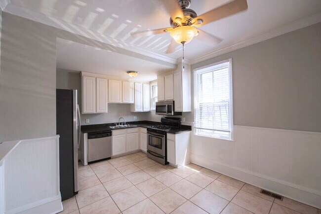 Building Photo - 512 S Lazelle St