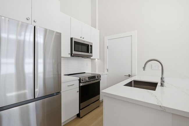 Building Photo - 446 Kirkham St