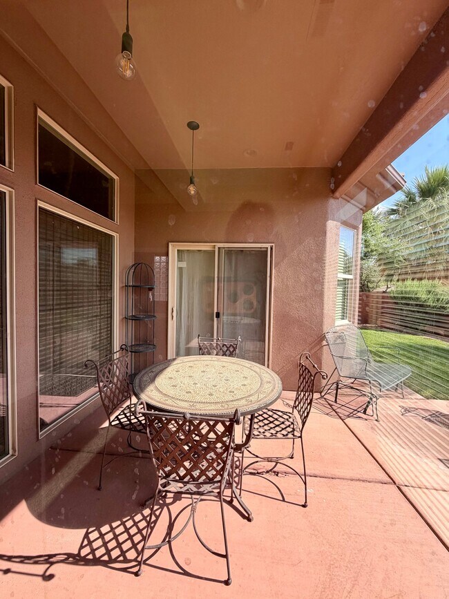 Building Photo - 1642 N Great Basin Dr