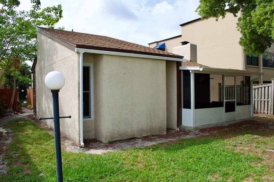 Building Photo - 1561 Arcadia Dr