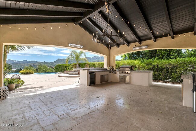 Building Photo - 2076 Hillsbury Rd