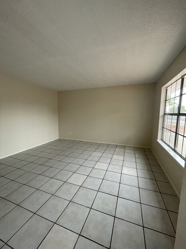 Building Photo - 10902 Bywood Dr