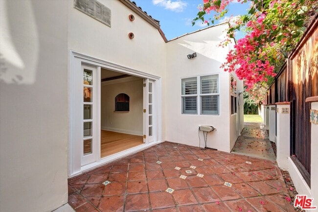 Building Photo - 135 N Gower St