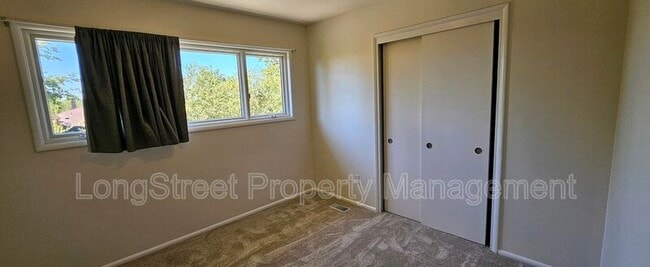 Building Photo - 6910 SW 11th Dr