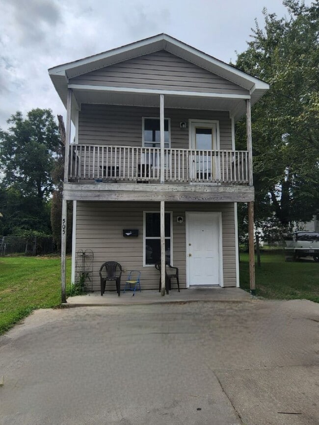 Building Photo - Great Two Story Home In Town