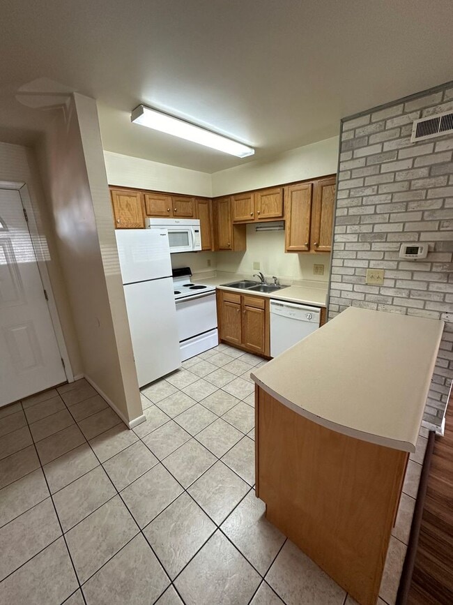 Building Photo - 300 E 16th Ave