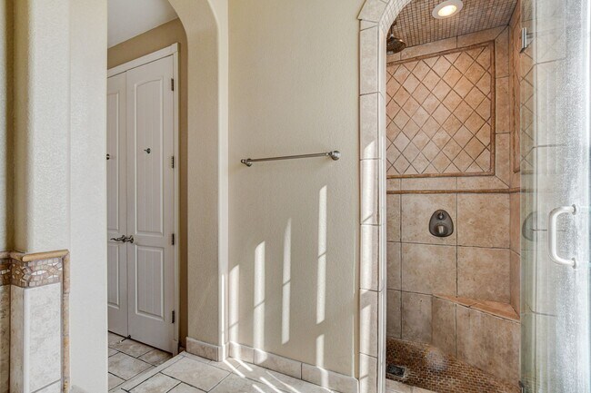 Building Photo - Luxury Resort Style Condo in Lake Las Vegas
