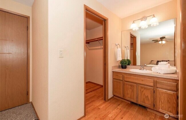 Master bath - 4100 Songbird Ln NW