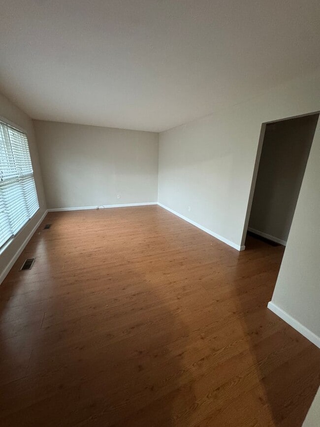 Building Photo - Beautiful 3 Bed 1 Bath For Rent!