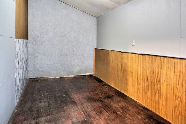 Building Photo - 140/142 E 15th Street