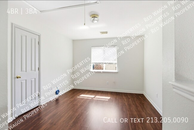 Building Photo - 2635 Lakehills St