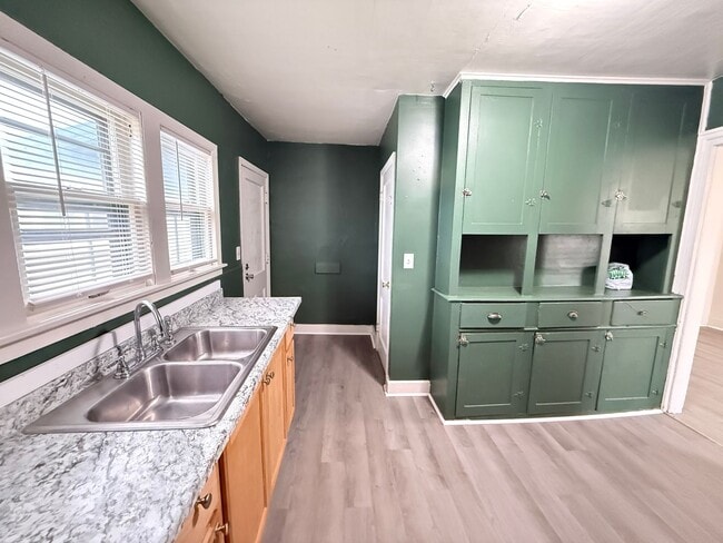 Building Photo - 346 1st St