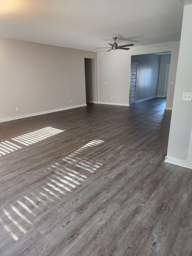 Building Photo - Nice 3 Bed 2 Bath House! Available Now!