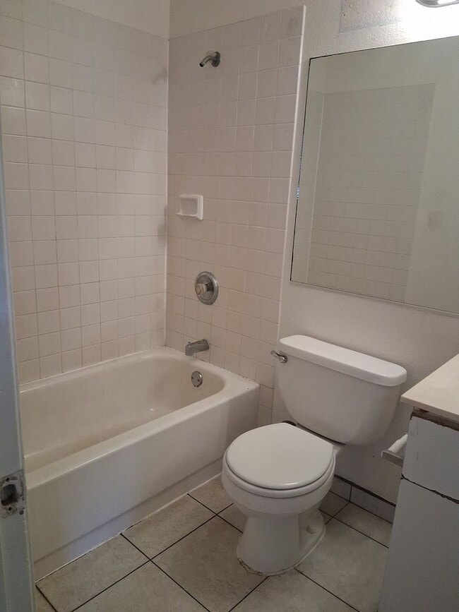 Building Photo - 3 bdroom, 2.5 bath