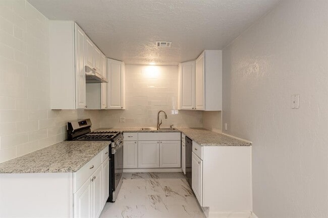 Building Photo - 2605 Queensbury Rd