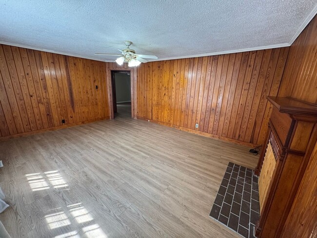 Building Photo - Cozy 3 Bed 1 Bath Home! Available Now! Sch...