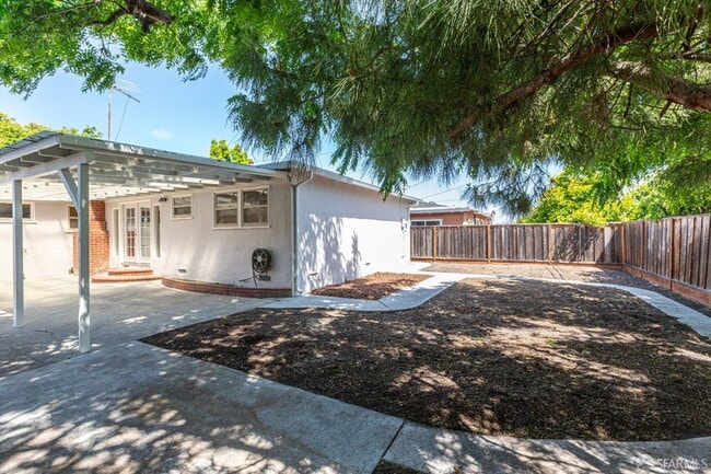 Building Photo - 720 Santa Paula Ave