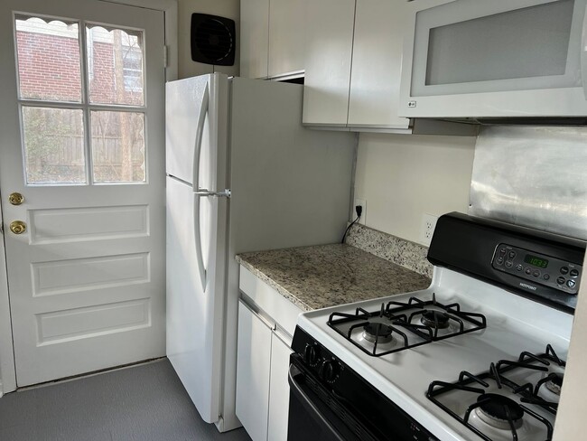 Building Photo - Lovely Split Level Close to Walter Reed, N...