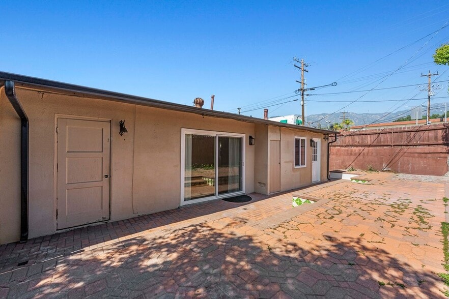 Building Photo - 2817 Sycamore Ave