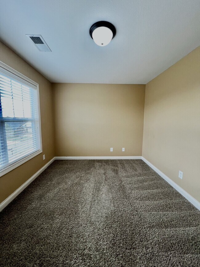 Building Photo - Charming 3BR/2.5BA Home in Clarksville! PE...
