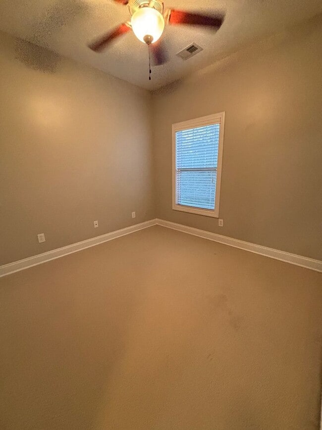 Building Photo - AVAILABLE NOW! End-Unit Townhouse in Pennington Square