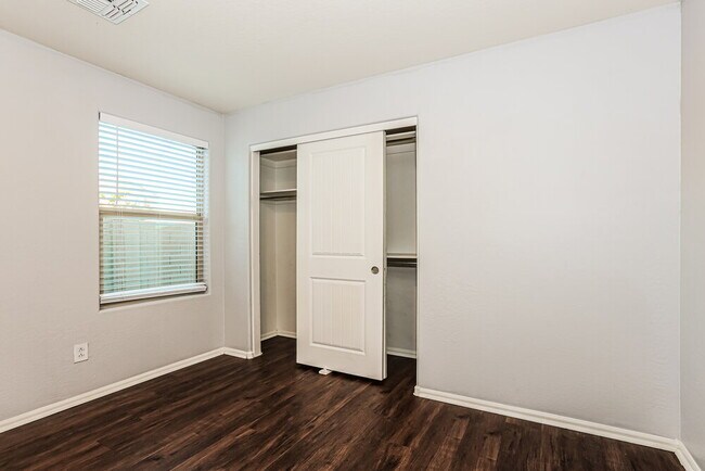 Building Photo - 8822 W Pioneer St