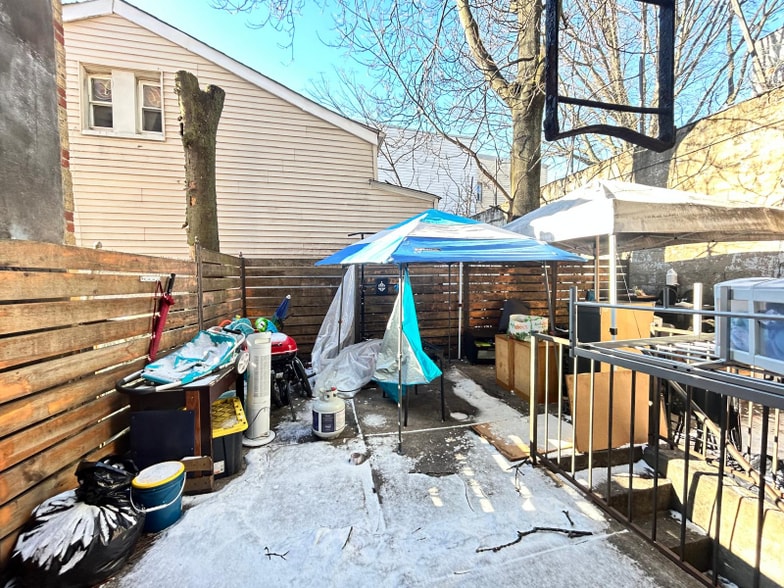 Building Photo - 398 Crescent St.