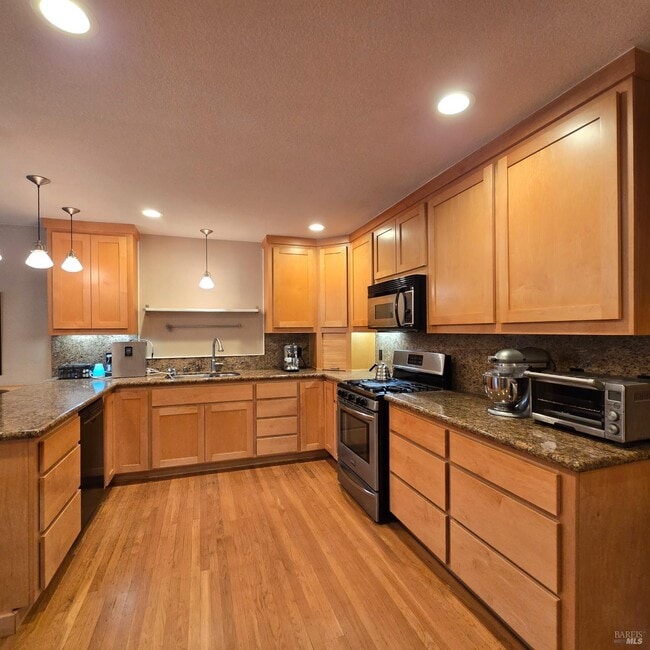 Building Photo - 480 Meadowview Dr