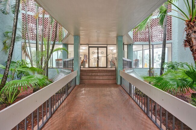 Building Photo - Large Nice and Clean 1BR/1.5BA with Great Layout  in Prime Inverrary Location (Rent includes wate...