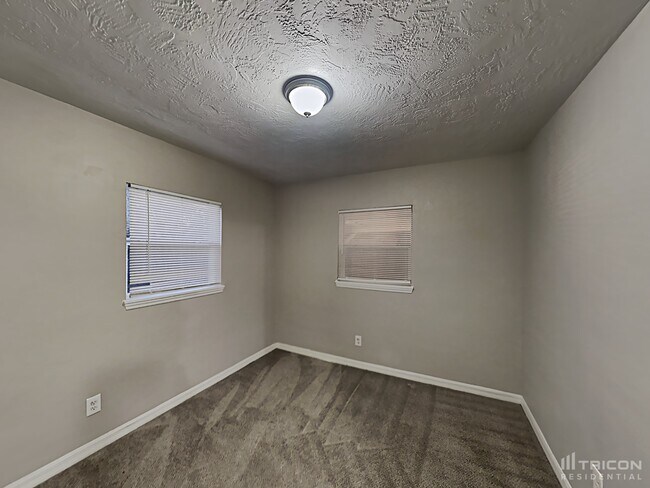 Building Photo - 2258 Lake Dr