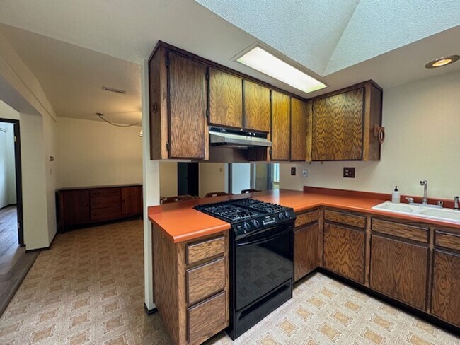 Building Photo - 2437 Ridgewood Dr