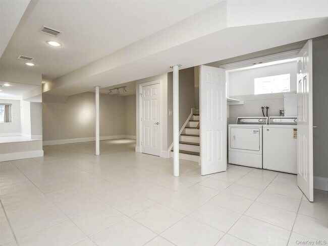 Building Photo - 24B Sintsink Dr W