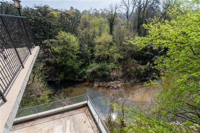 Building Photo - 2285 Peachtree Rd NE