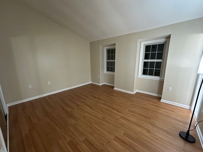 Building Photo - Beautifully remodeled 3-bed 2.5-bath Townh...