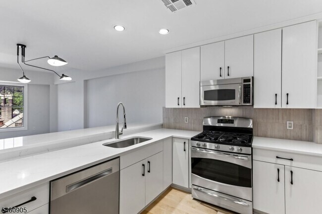 Building Photo - 48 S Park St