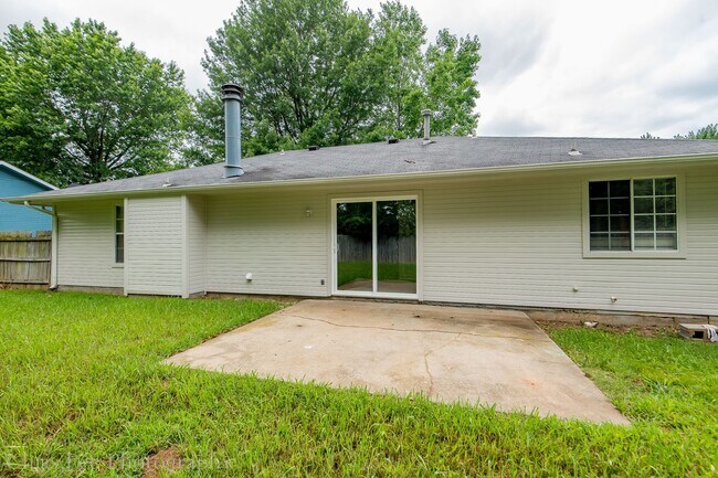 Building Photo - Beautiful 3 Bedroom Home 5 minutes From UofA!