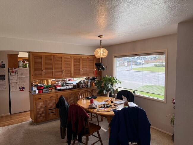 Building Photo - Spacious 5+bd/2.75 bath home on WWU bus route