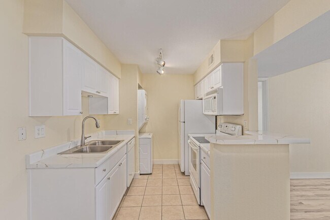 Building Photo - 5995 N 78th St