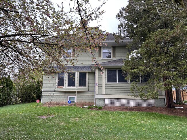 Front - 229 Walnut St